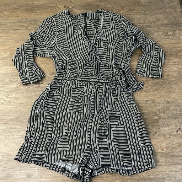 TOPSHOP Women’s Belted Black and White Striped Playsuit Jumpsuit, size 6 - Picture 2 of 14
